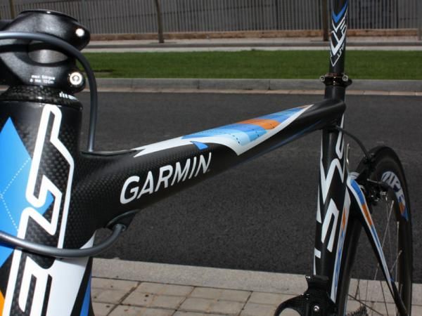 The top tube stays reasonably wide to maintain good front triangle stiffness.