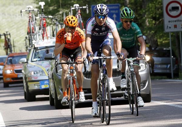 The early break included Adrian Honkisz (CCC Polsat Polkowice), Stefano Borchi (De Rosa - Ceramica Flaminia) and Anthony Charteau (Europcar).