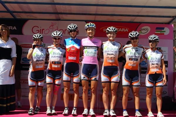 Shara Gillow lines up in the maglia rosa with her Bizkaia - Durango team-mates