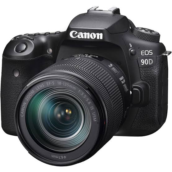 Et sort Canon EOS 90D på hvid baggrund