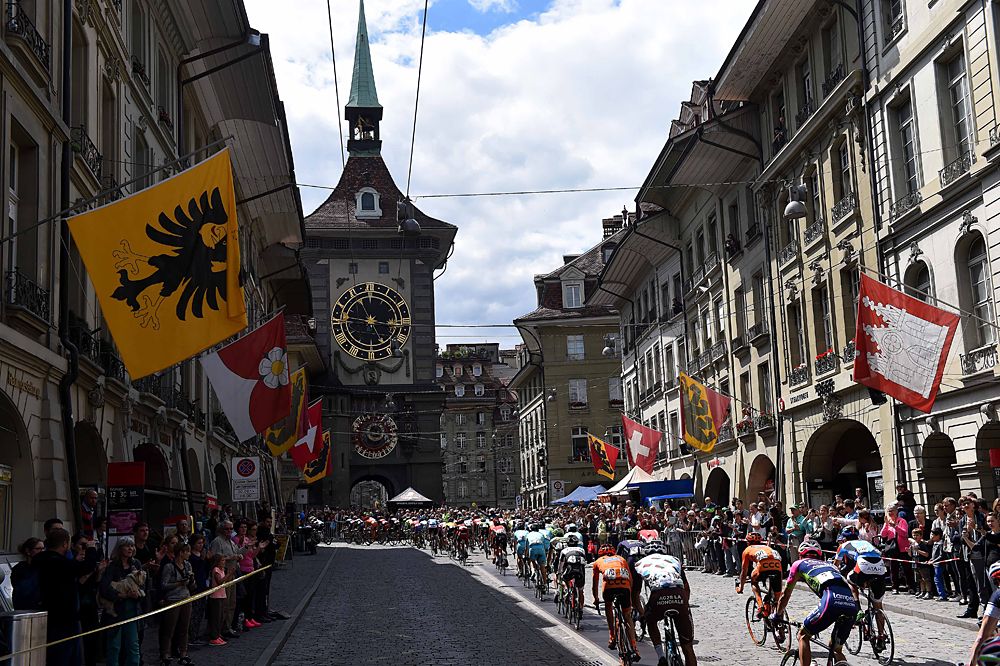 Peloton riding through the village of Bern
