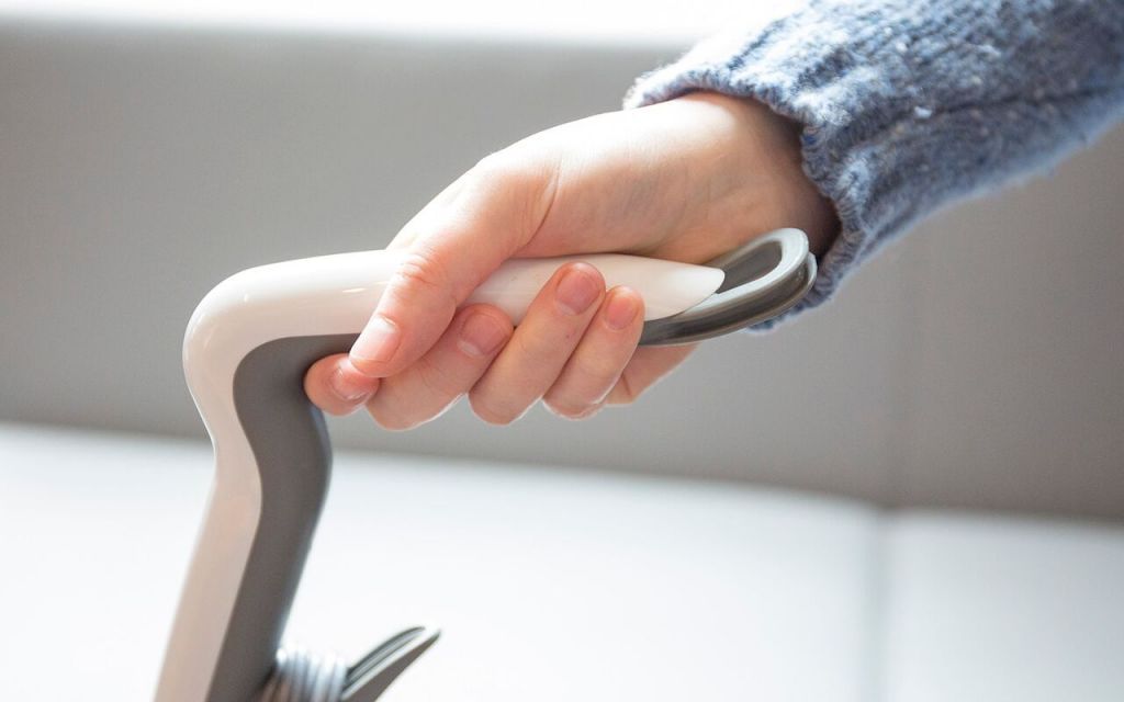 The handle of the Light 'n' Easy is adjustable so it can be comfortable for different users.