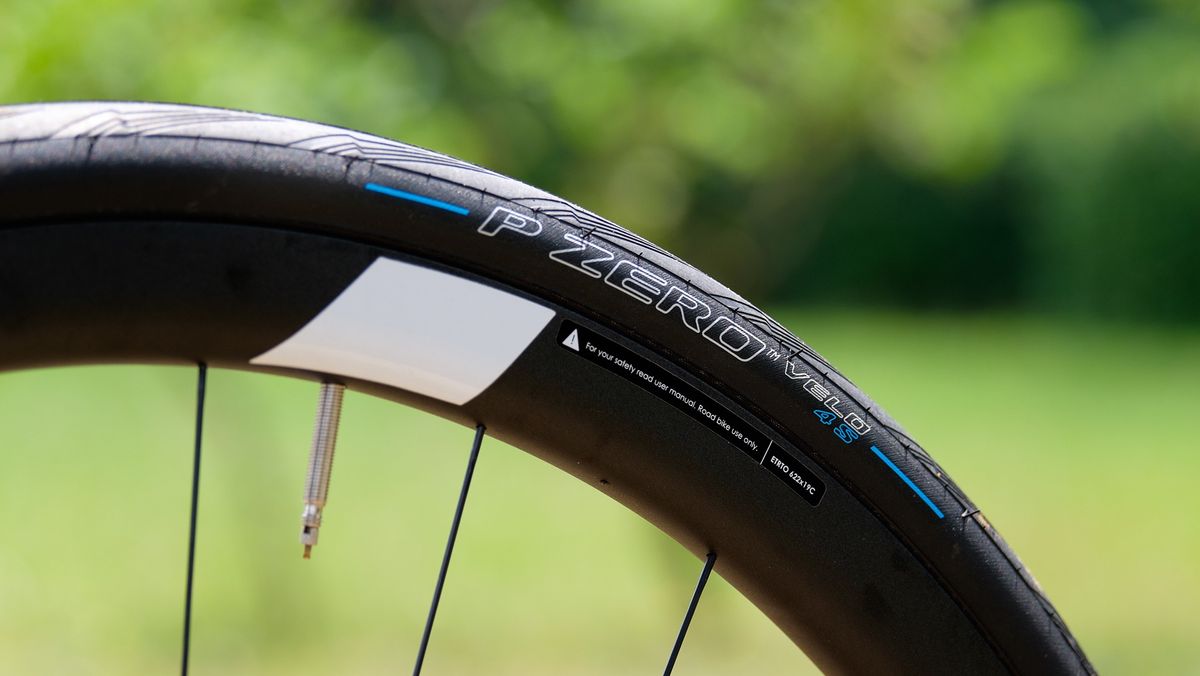 Blue colour coding at the sidewall indicates this is the 4S model