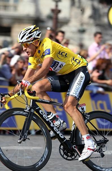 Sastre corners well at high speed on the cobbles.