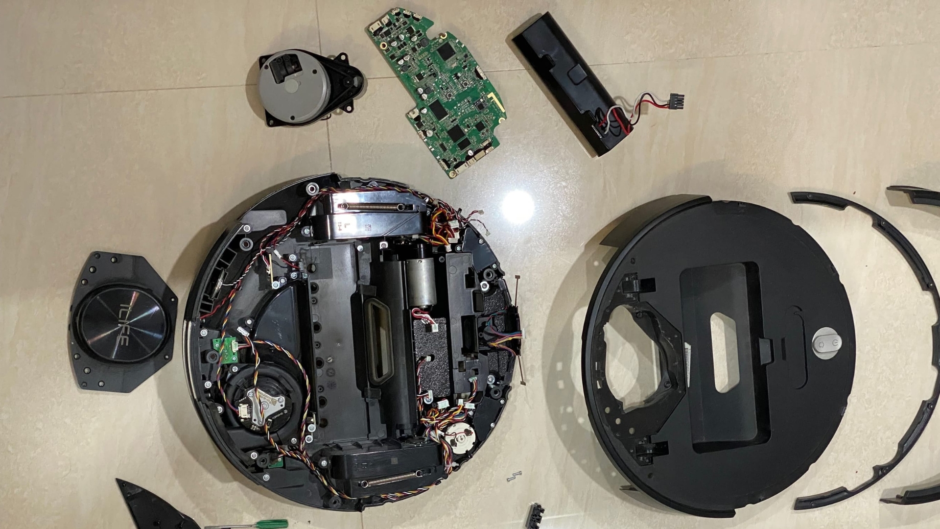 a smart vacuum\'s components and sensors