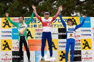 Elite men's podium: Kosaka Masanori (2nd, Suwakoreshingu), Keiichi Tsuji (1st, Bridgestone Anchor) and Atsushi Maruyama (3rd, Mass-Focus Outdoor Products)