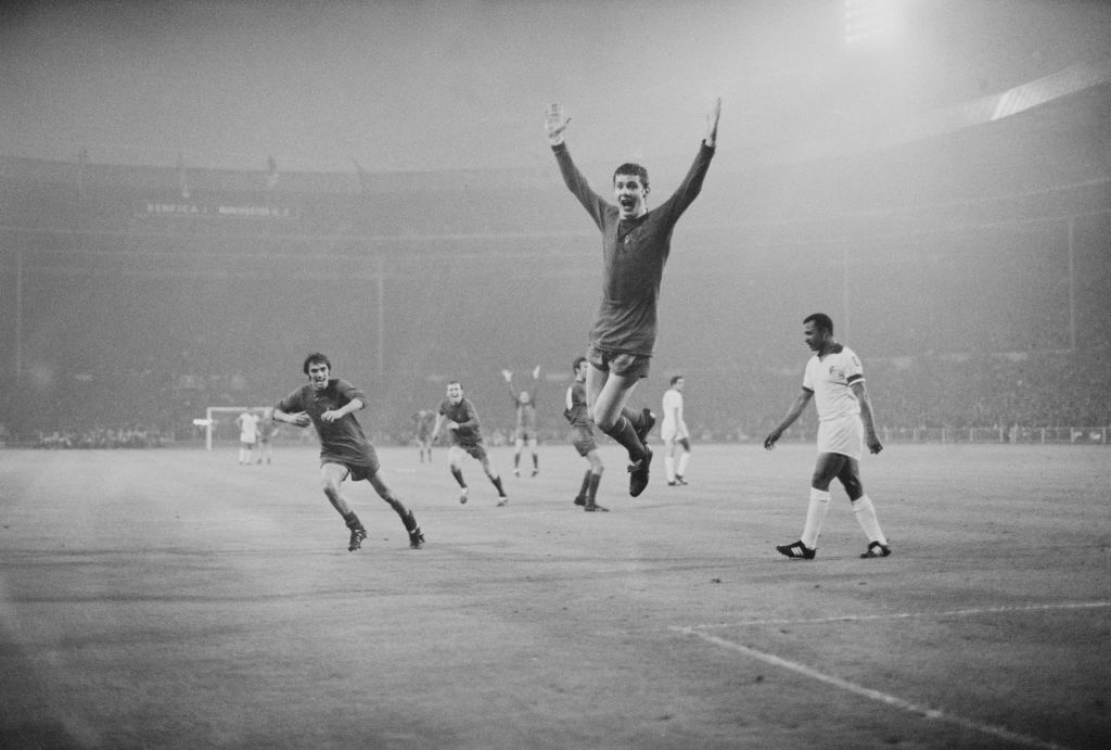 Brian Kidd de Manchester United célèbre après avoir marqué le 3ème but avec une tête, le jour de son 19ème anniversaire, lors de la finale de la Coupe d'Europe à Wembley contre le SL Benfica, Londres, Royaume-Uni, le 29 mai 1968.