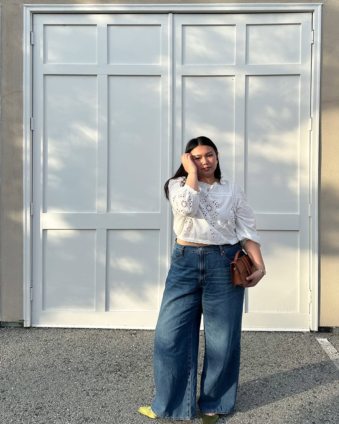 @marina_torres wears a white blouse, jeans and satin pumps