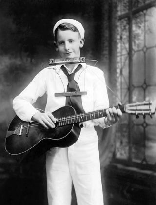 Les performs as Red Hot Red in 1928 at his first professional performance.