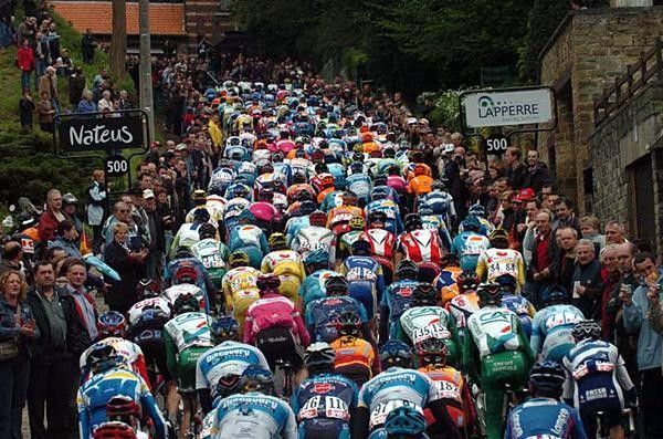 The peloton on lap 1