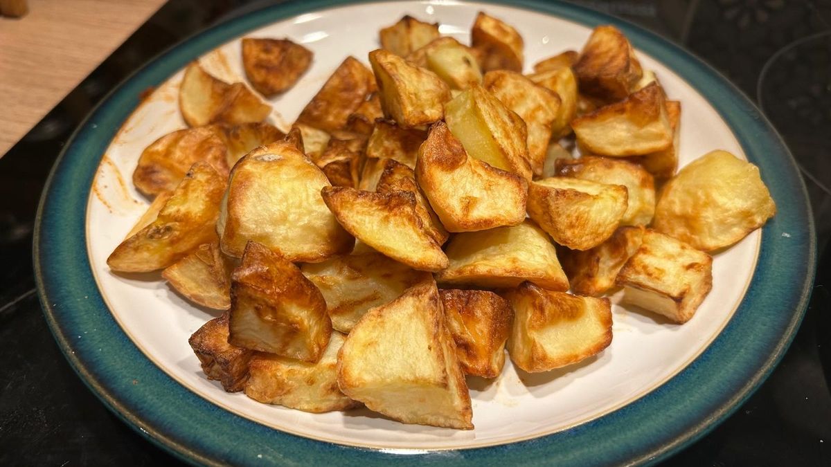 Plate of potatoes cooked using Philips 5000 Series Dual Basket Steam Air Fryer