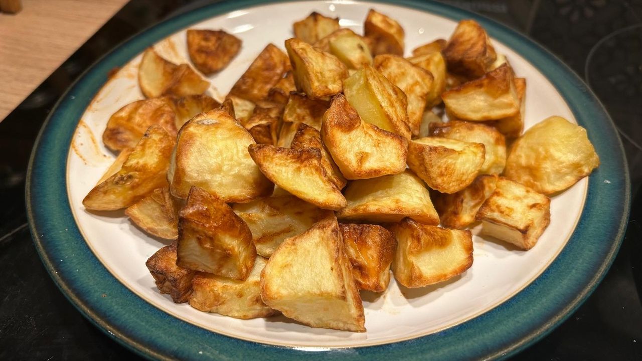 Plate of potatoes cooked using Philips 5000 Series Dual Basket Steam Air Fryer