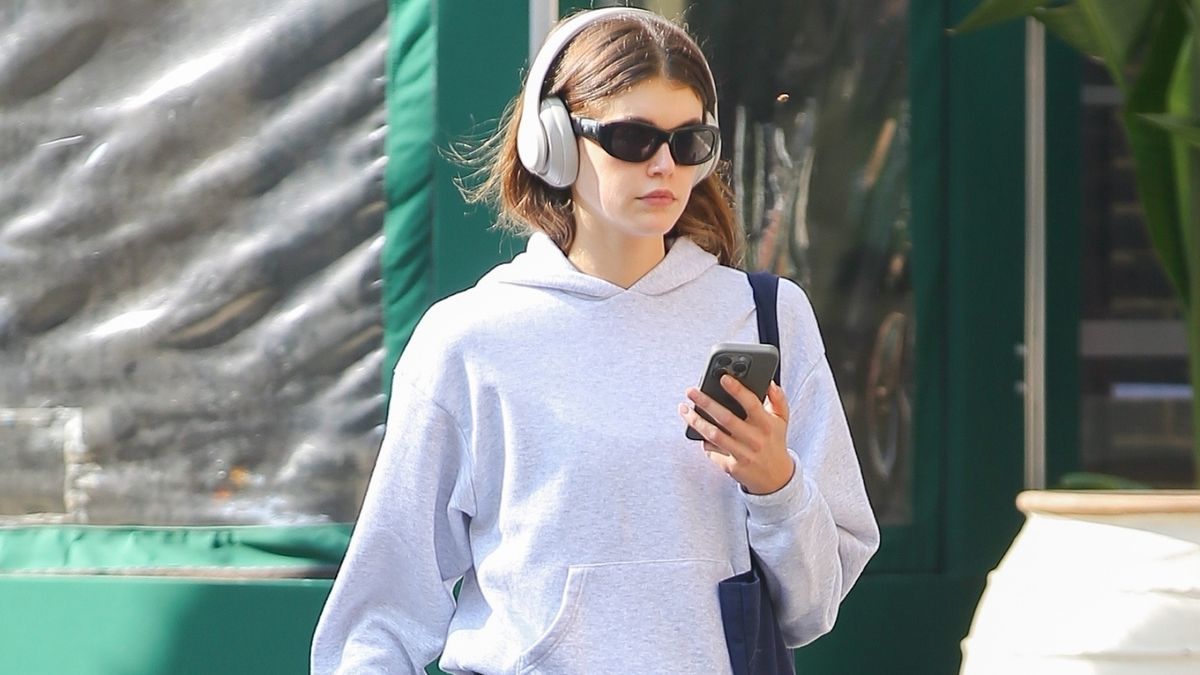 Kaia Gerber Pairs Her Low-Key Athleisure With $549 Headphones | Marie ...