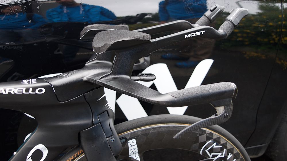 One-piece bars and stem are designed to cut through the air