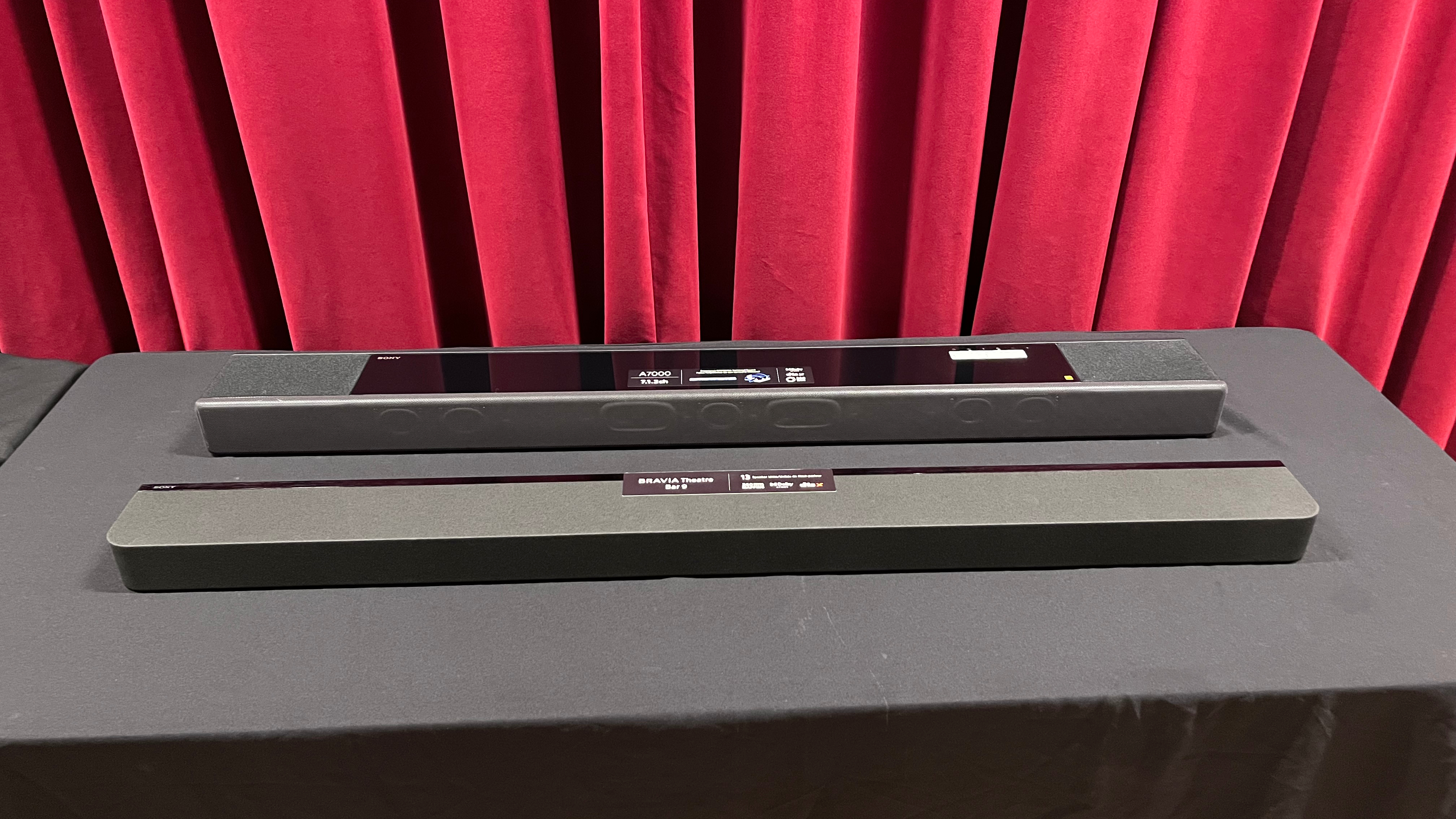 Sony Bravia theater bar 9 framför sony ht-a7000 soundbar.