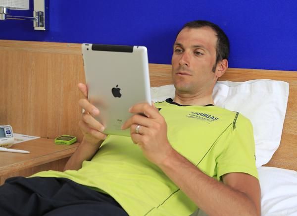 Ivan Basso spends his down time on the iPad