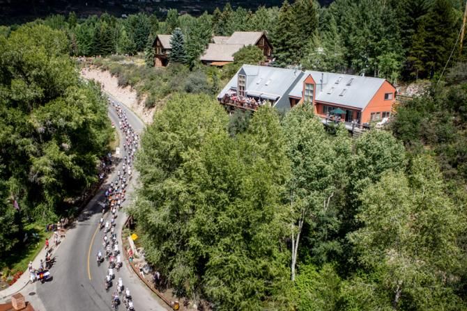 The peloton winds back up to the final KOM before the finish circuit.