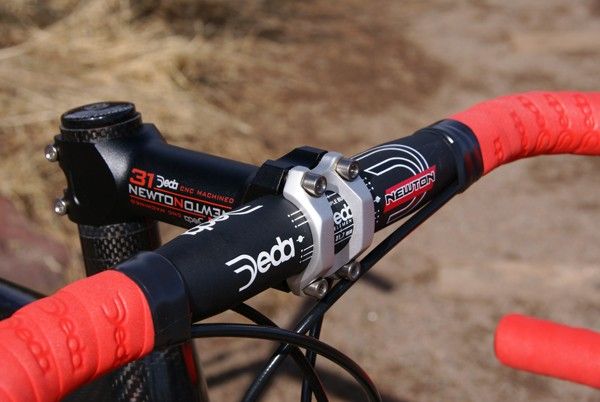 The Deda Newton 31.8 cockpit is a well-proven design.