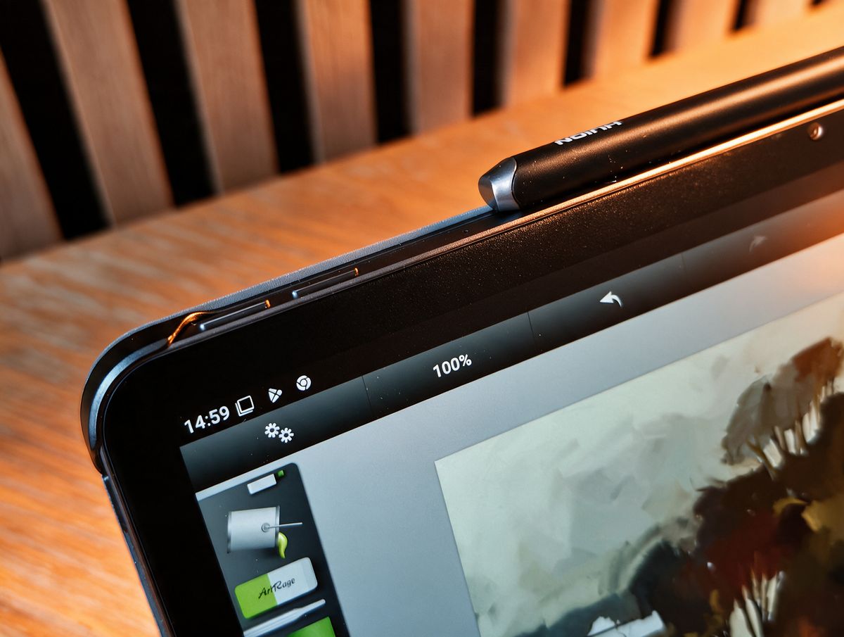 A nova caneta fixa magneticamente no topo do quadro do Kamvas Pad 12, de forma semelhante a um iPad.