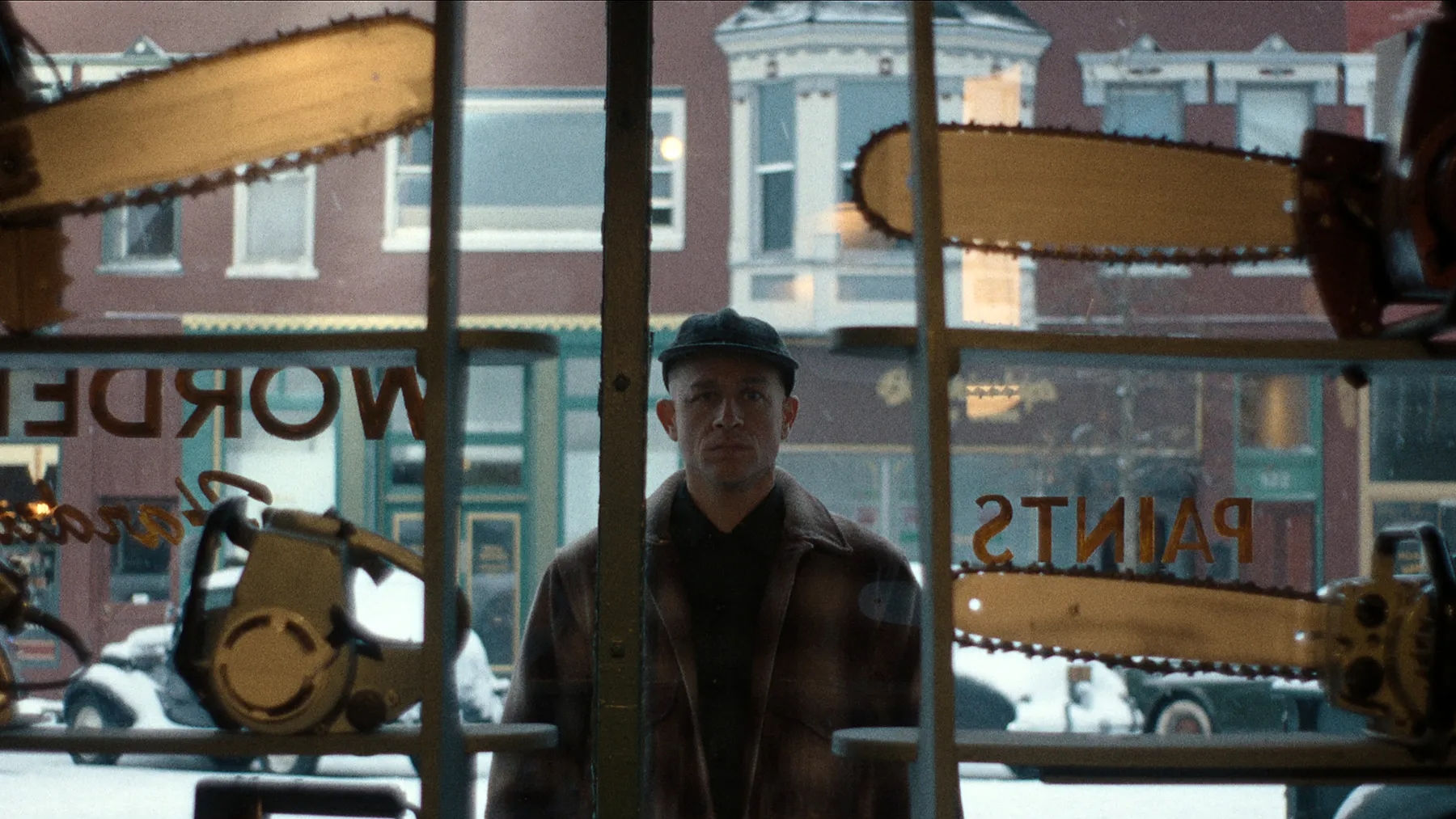 Ed Gein står og kigger drømmende på motorsave i butiksvinduet 