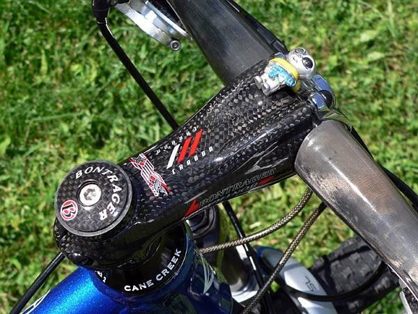 A 100% carbon fiber Bontrager Race XXX Lite stem is found up front.