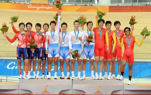 Men's team pursuit podium (l-r): Hong Kong, China, 2nd; South Korea, 1st; People's Republic of China, 3rd.