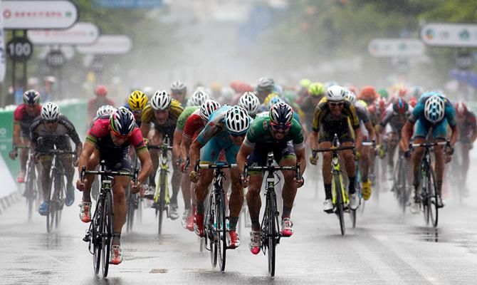 The peloton sprints to the line