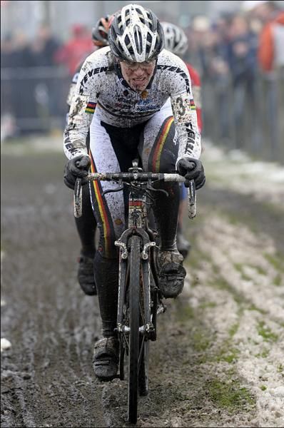 Hanka Kupfernagel (Itera - Stevens) at the head of the race.