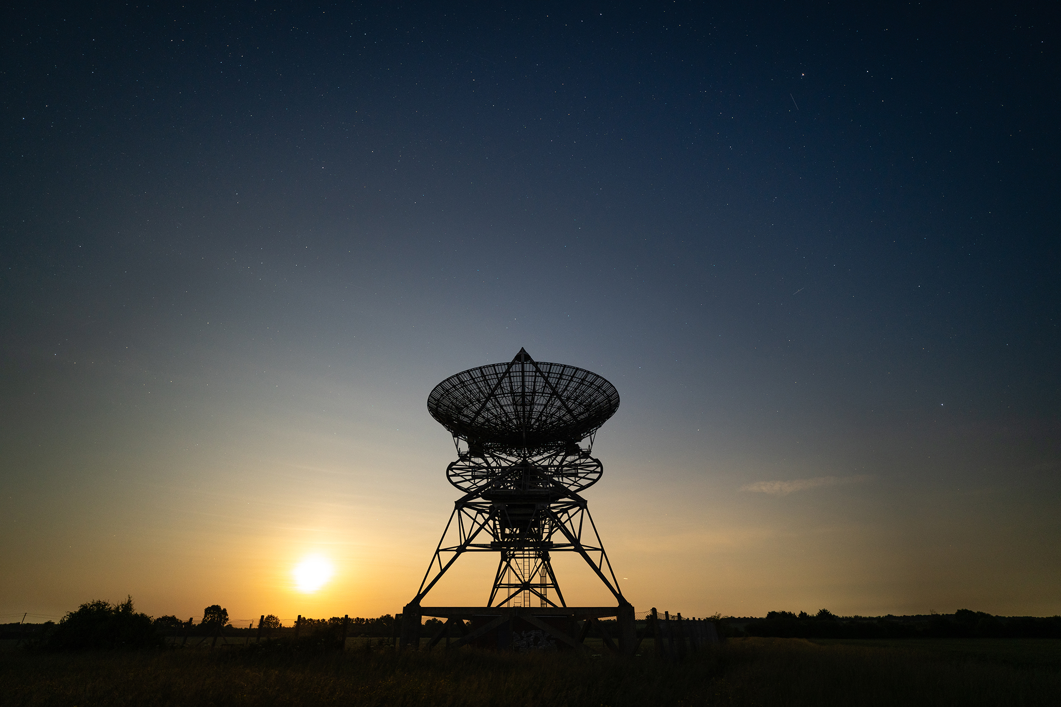 Photo of a radio telescope and full moon taken with the Viltrox AF 16mm f/1.8 FE lens