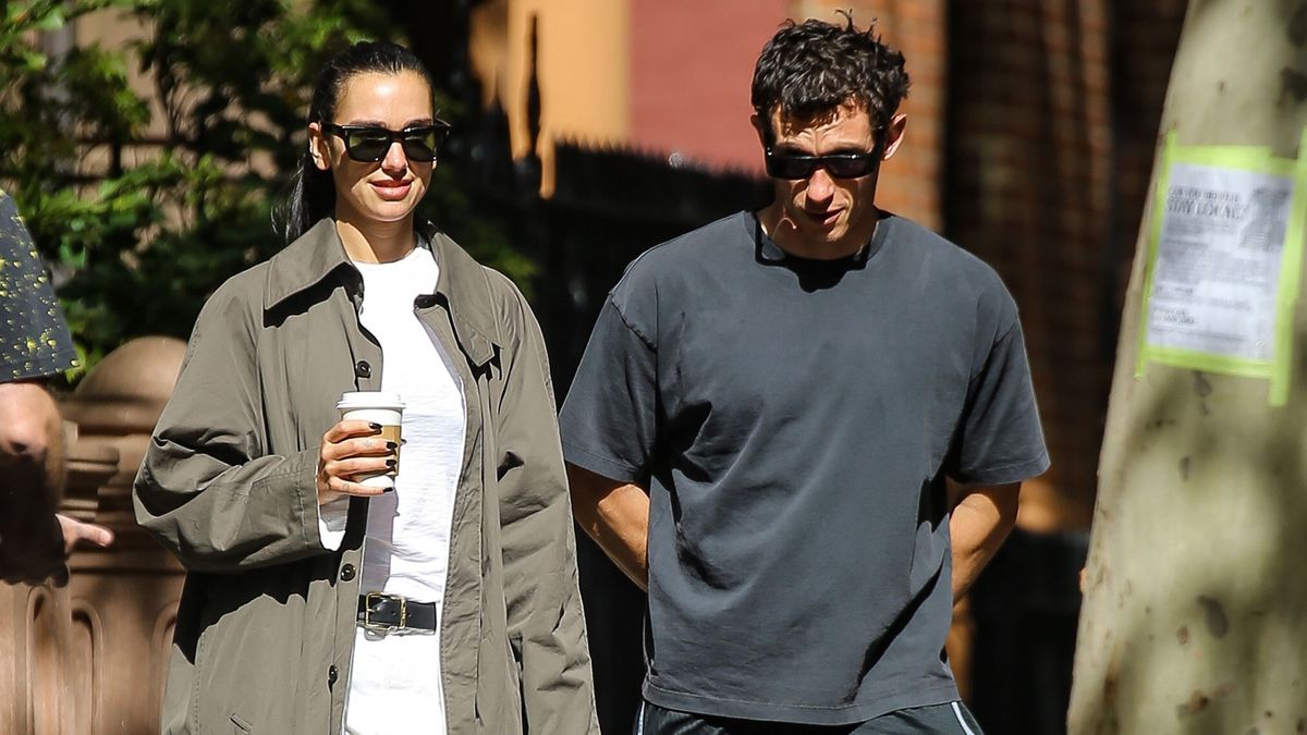 Not Sneakers, Not Ballet Flats: The Winter Shoe Trend It Girls Are Wearing With White Jeans Already