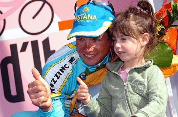Paolo Savoldelli (Astana) thumbs up with daughter.