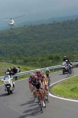 Carlos Sastre tows his leader up the tough finishing pass, according to plan