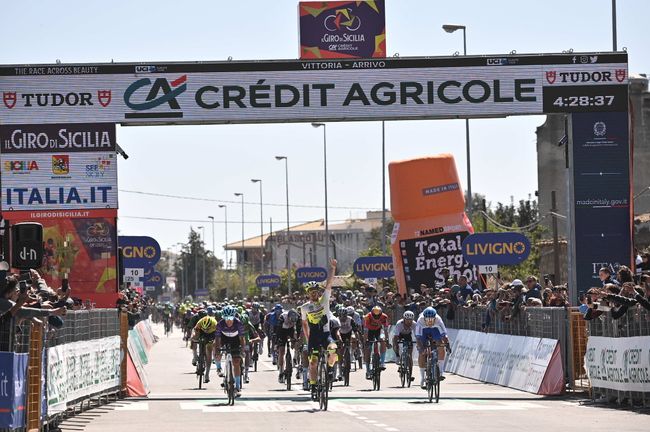 La volata vincente di Bonifazio a Vittoria (foto La Presse)