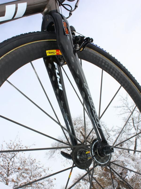 The Fuji FC-770 fork uses carbon blades bonded to an alloy crown and steerer.