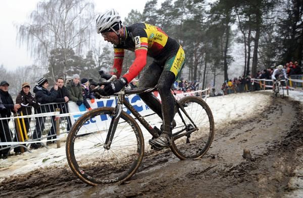 Sven Nys tackles a muddy descent on the way to the win in Baal