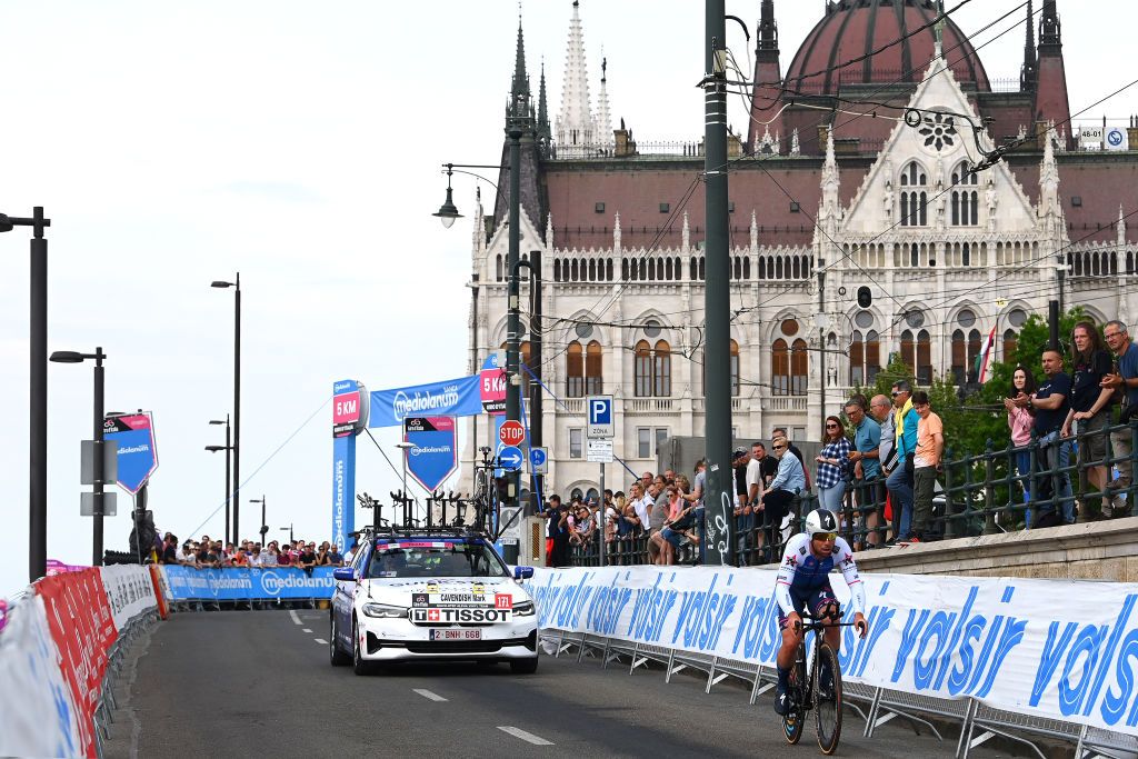 BUDAPEST HUNGARY MAY 07 Mark Cavendish of United Kingdom and Team QuickStep Alpha Vinyl sprints next to the Hungarian Parliament in the city of Budapest while fans cheer during the 105th Giro dItalia 2022 Stage 2 a 92km individual time trial stage from Budapest to Budapest ITT Giro WorldTour on May 07 2022 in Budapest Hungary Photo by Tim de WaeleGetty Images