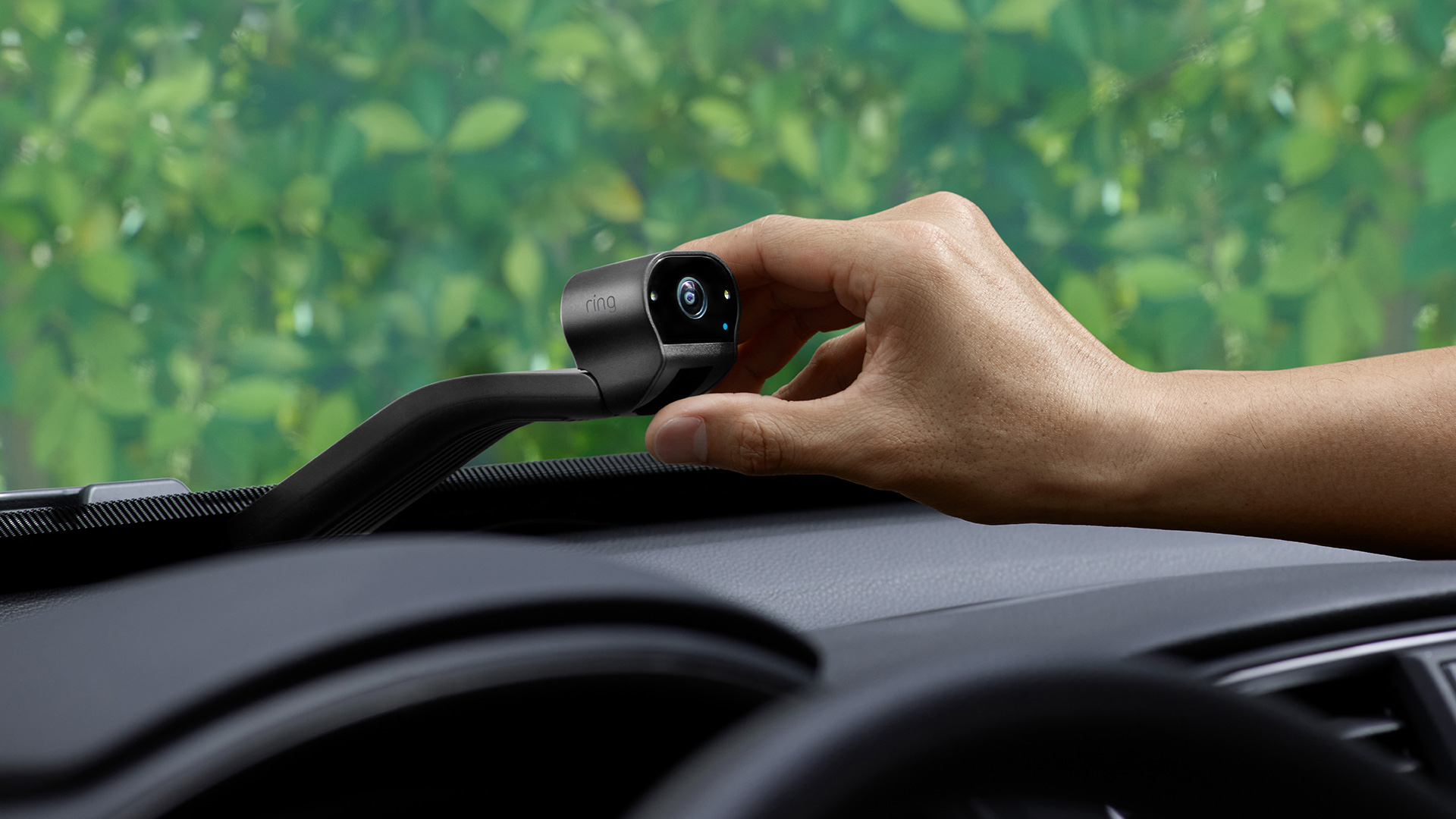 De Ring Car Cam wordt op een dashboard geplaatst.