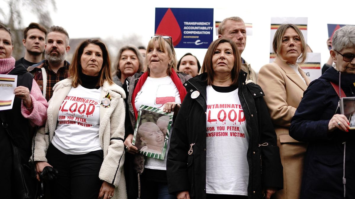 Families protest about the contaminated blood scandal