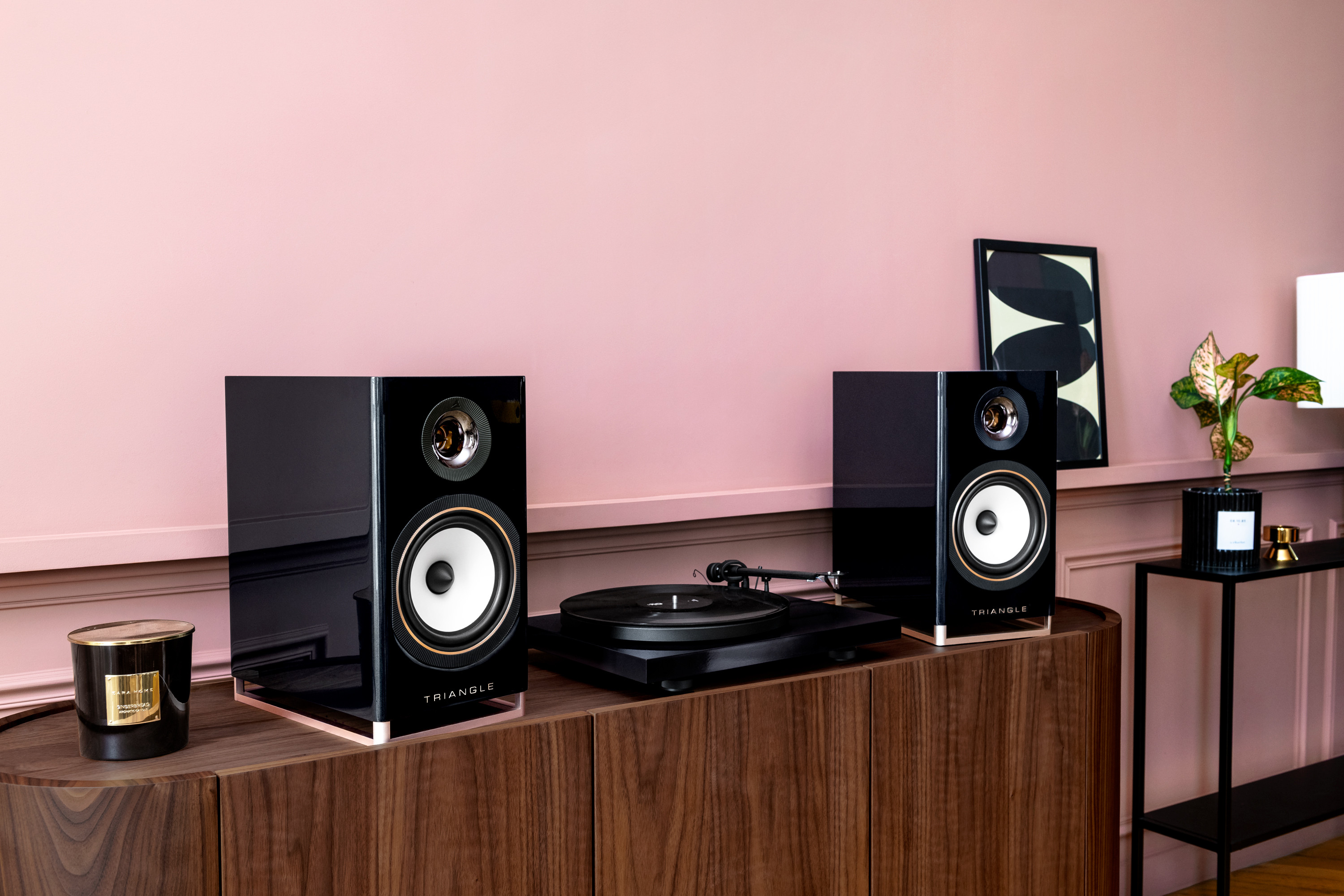 Triangle Hi-Fi Capella 2 wireless speakers with the Lunar 1 turntable