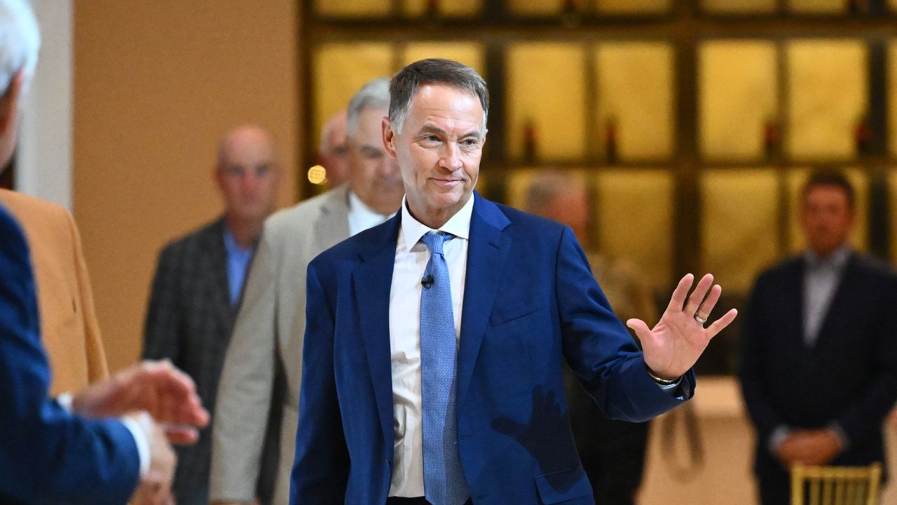 Davis Love III waves to the crowd during the Payne Stewart Award Ceremony prior to the 2024 Tour Championship