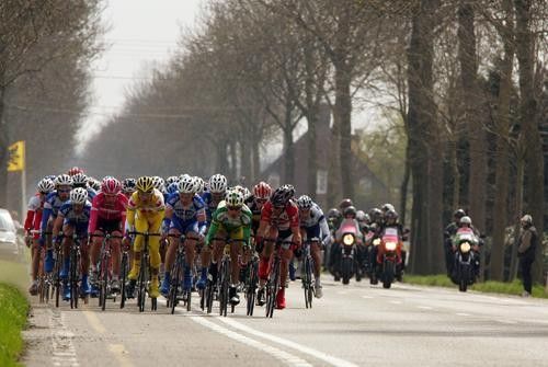 The group gets up to full speed coming out of Tourhout.