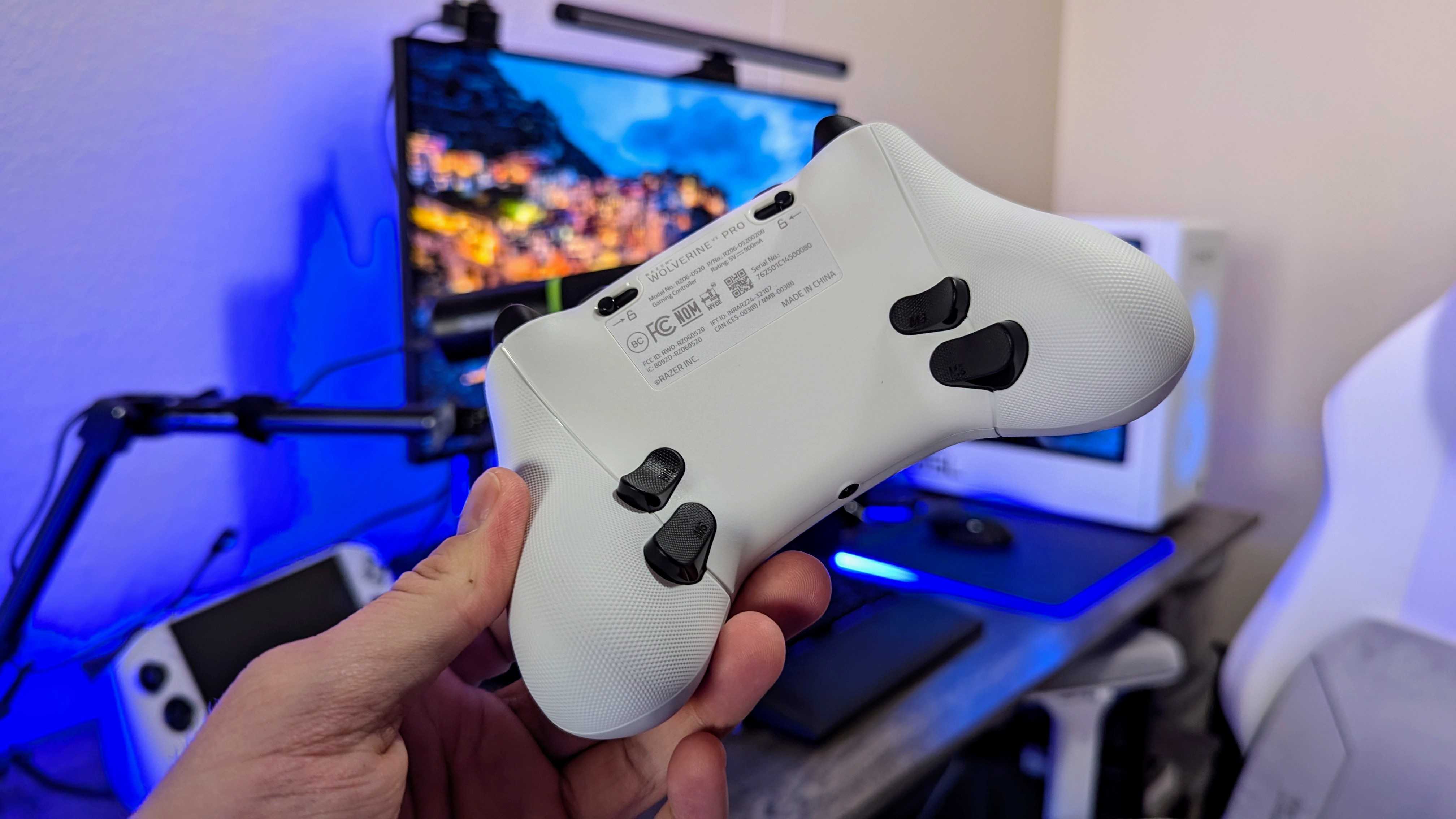 Image of the Razer Wolverine V3 Pro White Edition.