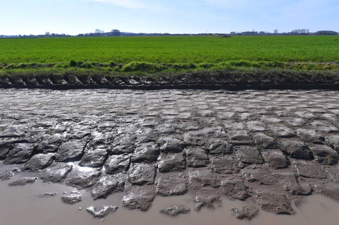 The pav&eacute; of Paris-Roubaix dries out in the warm sun