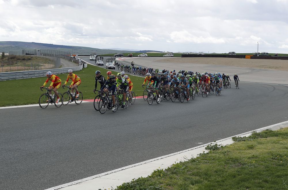 The peloton in action during GP Indurain