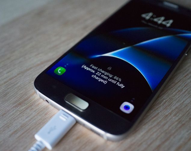 Samsung Galaxy S7 image: The device supports rapid charging, both wirelessly and via USB.