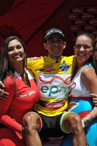 Giovanny Baez is so light even the podium girls can hoist him up