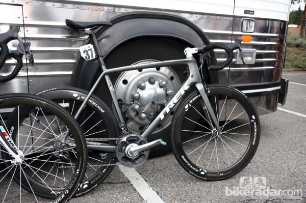 Jens Voigt's (RadioShack-Nissan-Trek) Trek Madone 7-Series looks to be dressed in plain matte grey garb until you look a little closer.