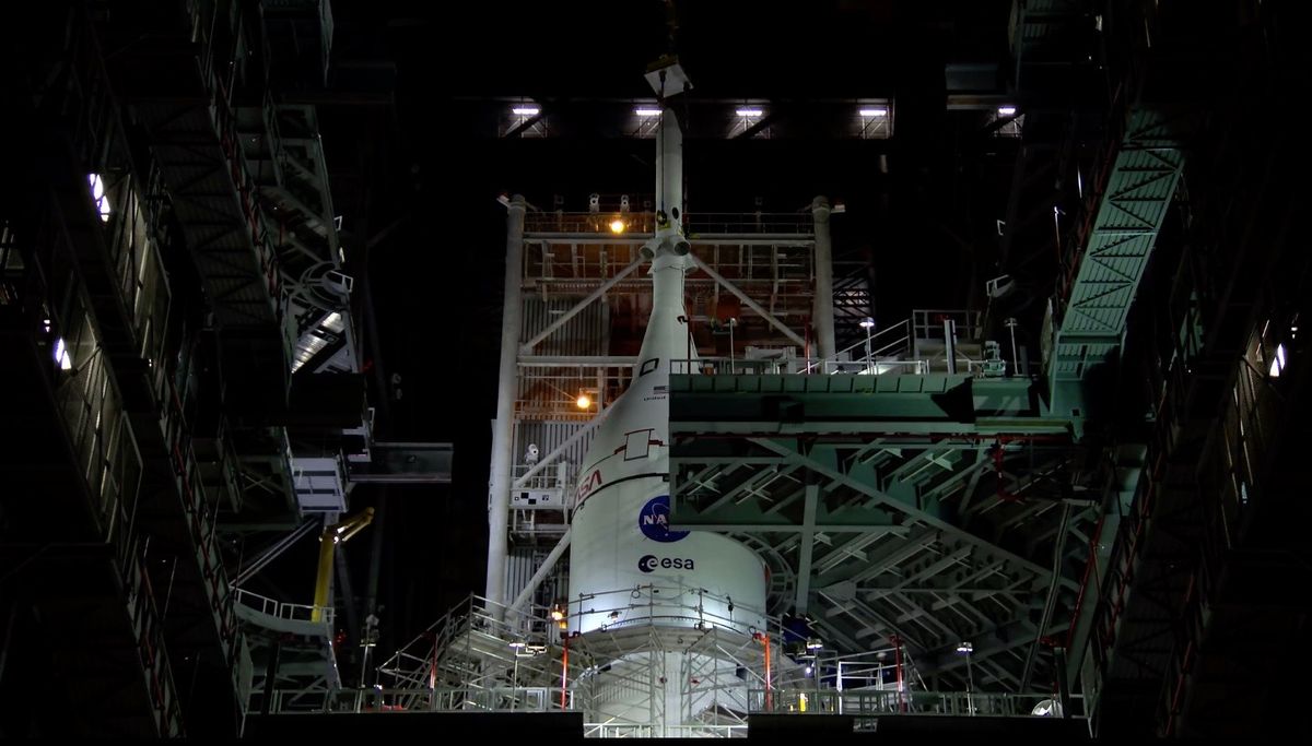 NASA stacks Orion capsule atop SLS megarocket for Artemis 1 moon mission (video)