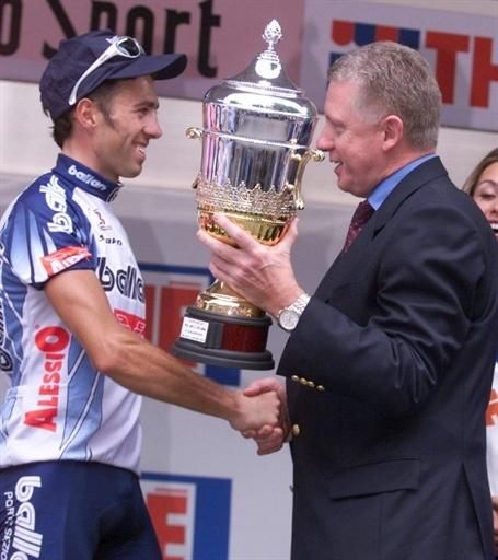 Simoni is congratulated by then-UCI President Hein Verbruggen after taking third in the 1999 Giro.