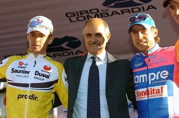 Riccardo Ricc&ograve; (Saunier Duval-Prodir) on the left is still thinking about his defeat, while Cunego is all smiles.